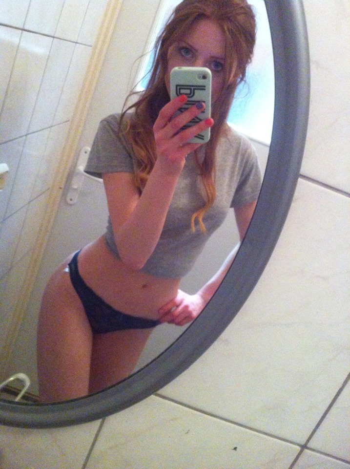 Стройная студентка показывает грудь перед зеркалом порно фото бесплатно