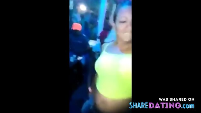 Mexicana borracha en la discoteca