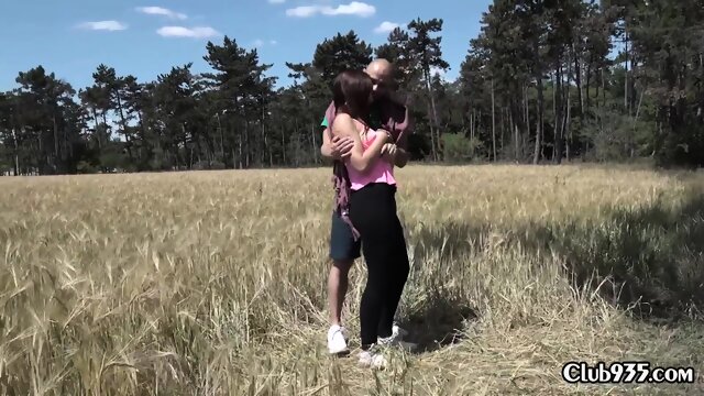 Curvy teen hottie fucking on picnic