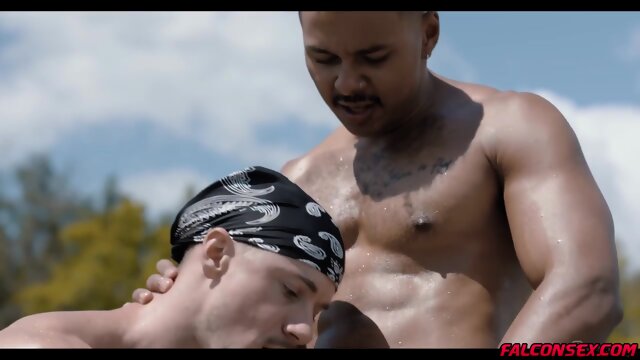Skyy explode a mess of jizz all over Milo s face
