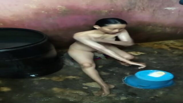 lean desi girl capturing her naked bathing clip