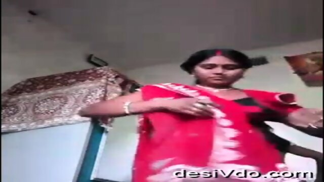 Indian married housewife show boobs