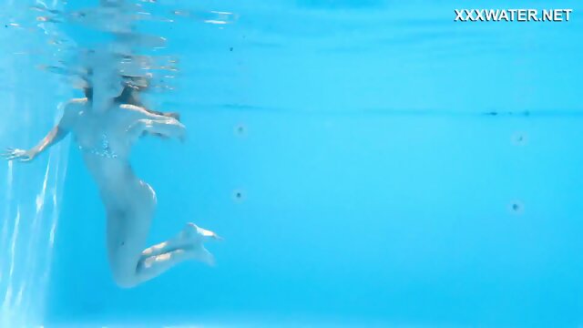 Russian baddy Ivi Rein gets horny underwater