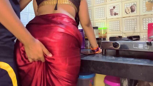 Indian Hot Mom Gives Blowjob and Enjoy Fucking in the Kitchen xlx