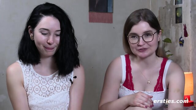 Ersties - Die 18-jÃ¤hrige Joanna hat ihr erstes lesbisches Erlebnis mit Strap-on