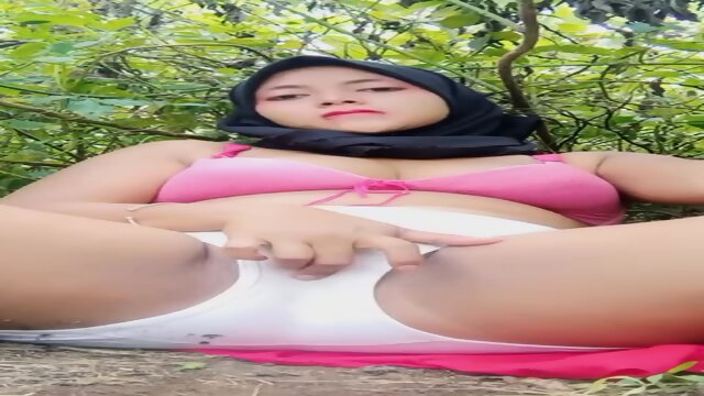 Remaja Jilbab Lepas Baju Celana Omek di Semak-Semak
