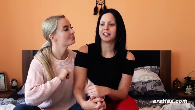 Ersties - HeiÃes lesbisches Date mit Victoria P und Julia P