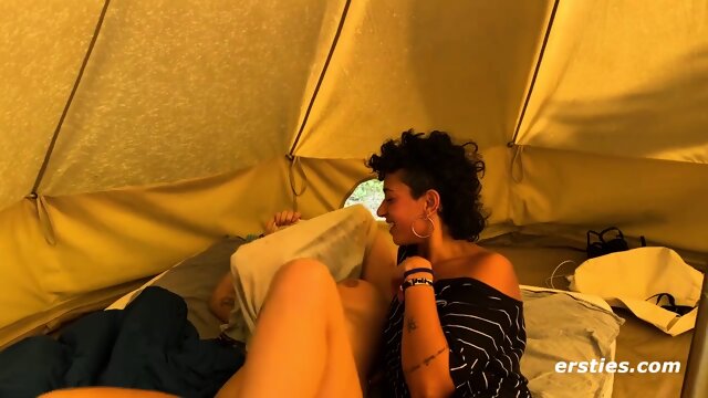 Ersties - HeiÃer Lesben-Sex auf dem Festival im Zelt