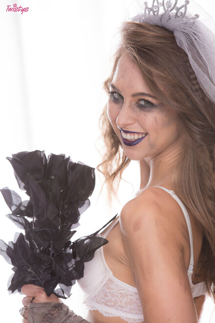 tw_riley_reid_04_hr091516_pics_026