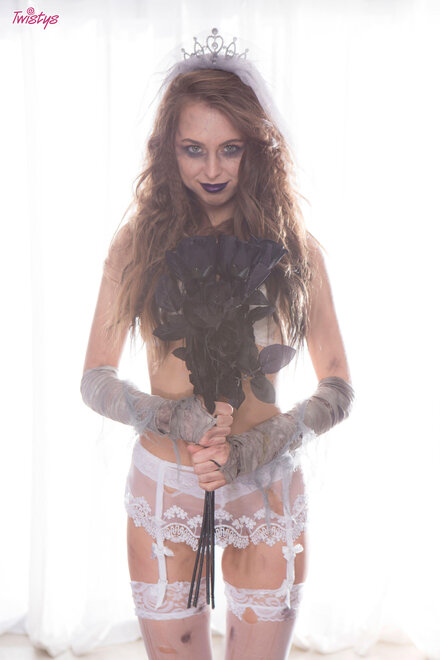 tw_riley_reid_04_hr091516_pics_004