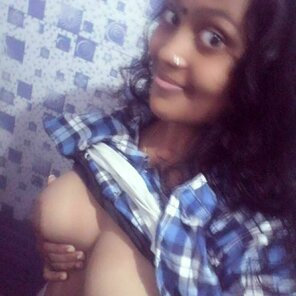 photo amateur Kannada-young-girl-topless-boobs-showing-pics-4