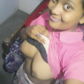 photo amateur Kannada-young-girl-topless-boobs-showing-pics-3