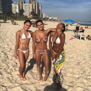zdjęcie amatorskie People on beach Bikini Beach Vacation Swimwear 