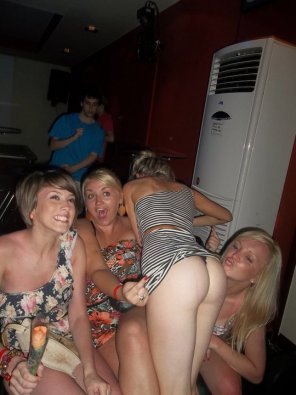 amateur-Foto Getting embarrassed by her friends