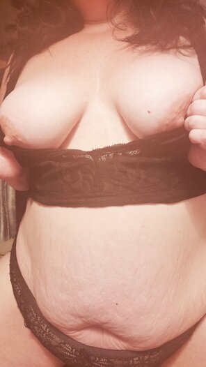 amateur pic I was [f]eeling love for all my curves tonight. ðŸ’‹
