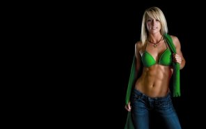 foto amadora Blonde beauty in green, showing off her midriff