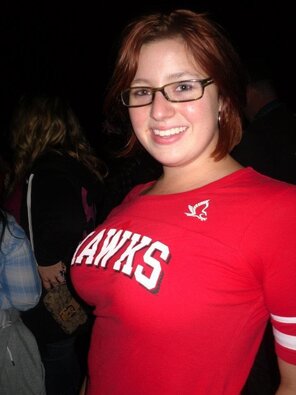 zdjęcie amatorskie Redhead in a tight shirt