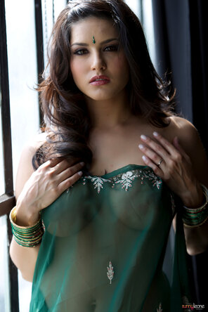 amateur pic Sunny Leone - करनजीत कौर 💕- Green Saree Photoshoot (3264 px)