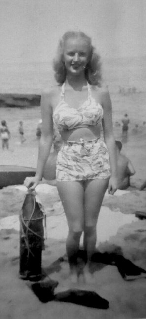 foto amadora My great grandmother at the beach, early 1950's San Diego