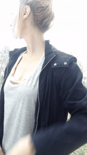 foto amateur Flashing while out on my walk <3