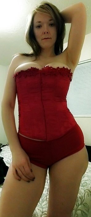 amateur pic Curvy in a corset