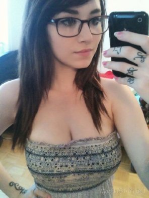 amateur pic Cute girl with cleavage