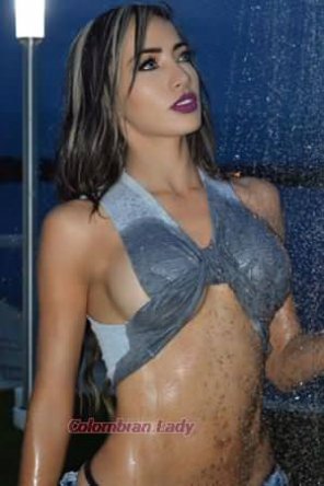 foto amadora Showering latina with Sexy make-up