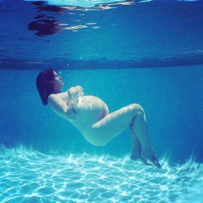 foto amateur Alanis Morissette in a swimming pool.