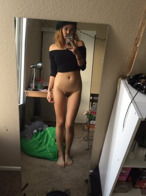 amateur pic Top, beret and bottomless