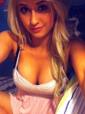 amateurfoto Showing some cleavage