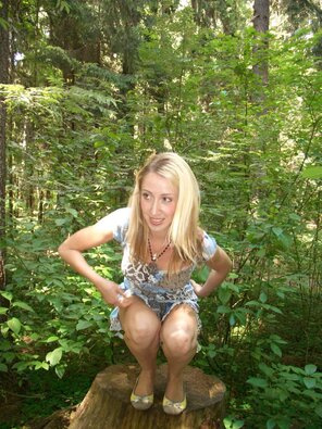 amateur photo blonde-girl-walk-naked-tits-forest-outdoor-amateur-56-800x1067