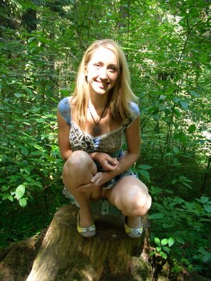 foto amadora blonde-girl-walk-naked-tits-forest-outdoor-amateur-59-800x1067
