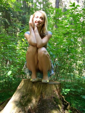 photo amateur blonde-girl-walk-naked-tits-forest-outdoor-amateur-60-800x1067