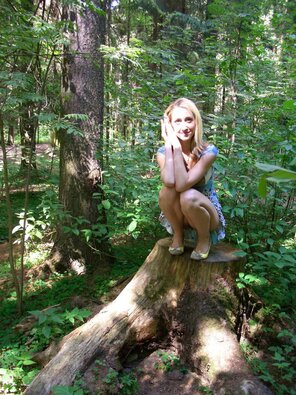 foto amadora blonde-girl-walk-naked-tits-forest-outdoor-amateur-61-800x1067