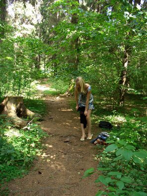 zdjęcie amatorskie blonde-girl-walk-naked-tits-forest-outdoor-amateur-66-800x1067