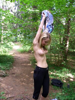 foto amadora blonde-girl-walk-naked-tits-forest-outdoor-amateur-67-800x1067