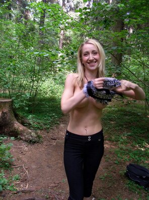 amateur photo blonde-girl-walk-naked-tits-forest-outdoor-amateur-70-800x1067