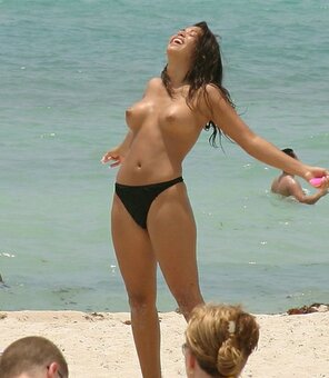 zdjęcie amatorskie Candid_Amt_busty_topless_beach_babe