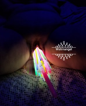 zdjęcie amatorskie Sexy Pussy with Glow Sticks & Crystal Ball 3
