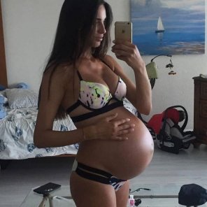 amateur-Foto Her belly getting big
