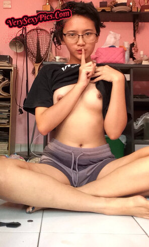 foto amatoriale Nude Amateur Pics - Nerdy Asian Teen Striptease155