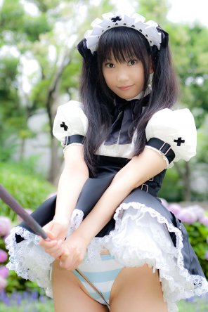 zdjęcie amatorskie Cute cosplay maid grinding