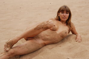 amateur pic stunning_pussy-in-the-sand_alina_high_0011