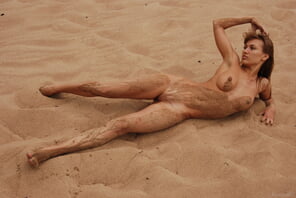 amateur pic stunning_pussy-in-the-sand_alina_high_0020