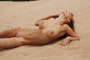 amateur pic stunning_pussy-in-the-sand_alina_high_0021