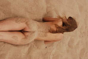 foto amatoriale stunning_pussy-in-the-sand_alina_high_0030