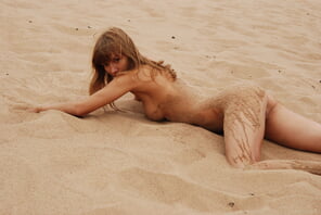 amateur photo stunning_pussy-in-the-sand_alina_high_0033