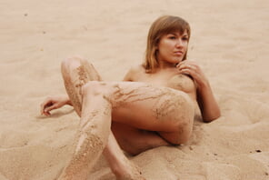 foto amatoriale stunning_pussy-in-the-sand_alina_high_0053