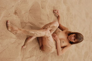 foto amadora stunning_pussy-in-the-sand_alina_high_0054