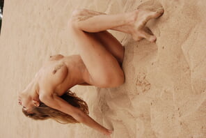 amateur pic stunning_pussy-in-the-sand_alina_high_0058